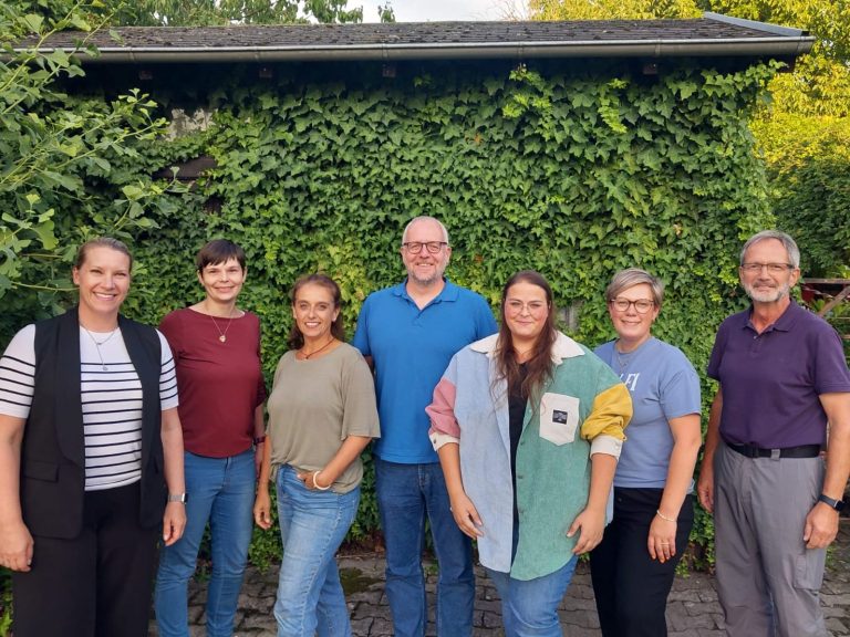 Gruppenfoto der sieben Gründungsmitglieder